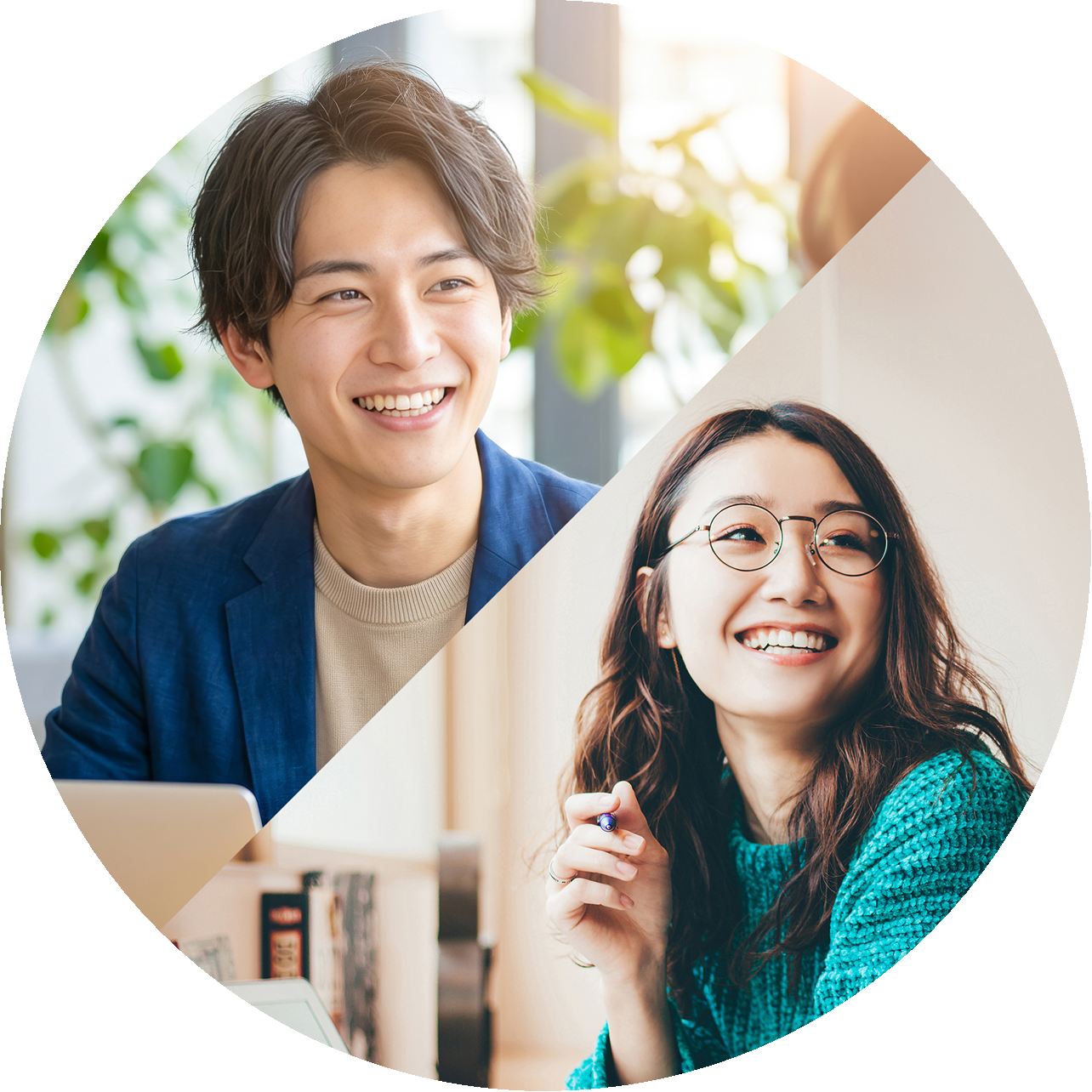 笑顔で会話するビジネスパーソン